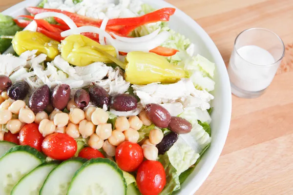 Markt verse chef-kok salade met een assortiment van groenten en peulvruchten geserveerd met ranch dressing — Stockfoto