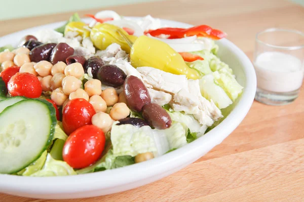 Markt verse chef-kok salade met een assortiment van groenten en peulvruchten geserveerd met ranch dressing — Stockfoto