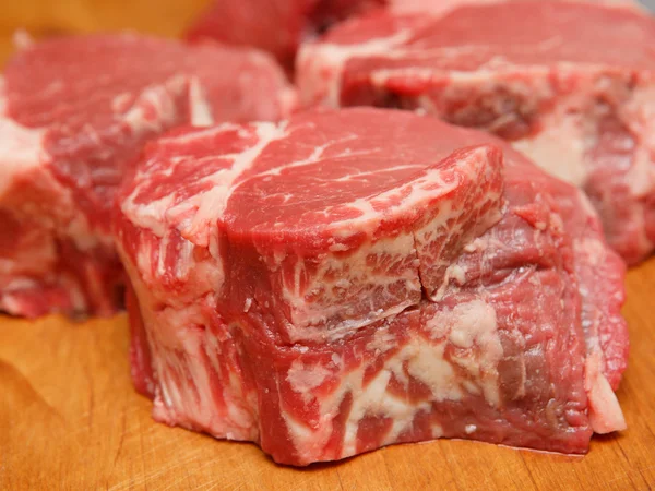 Close-up kijken naar keuze filet mignon ongekookt op houten snijplank — Stockfoto