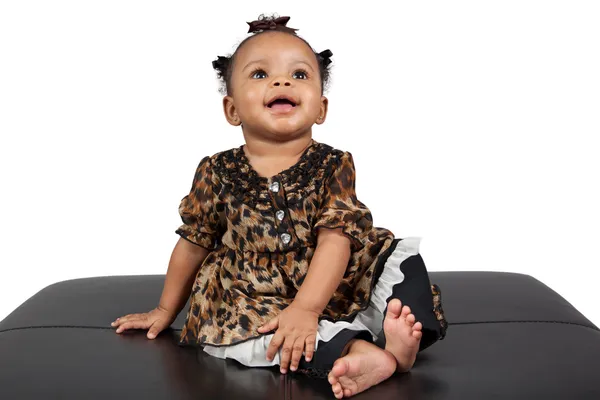 Menina do bebê afro-americana na moda sentada — Fotografia de Stock