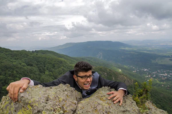 Jeune homme d'affaires pendu à Cliff Concept de perte d'emploi Contexte — Photo