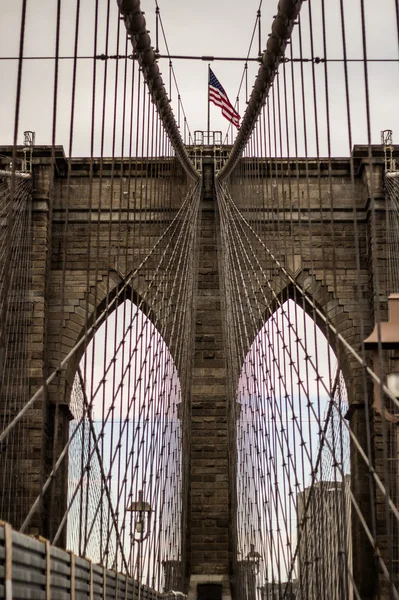 Brooklyn bridge i new york city bakgrunden — Stockfoto