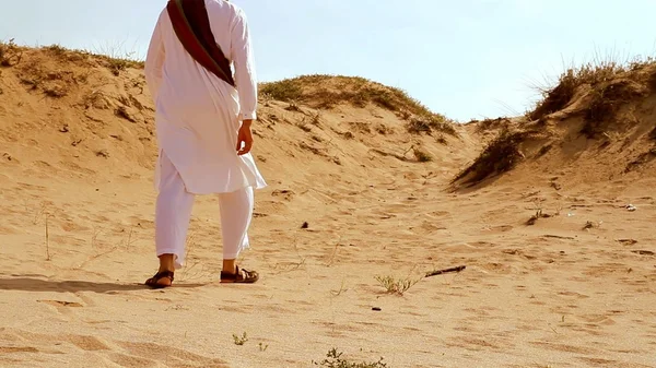 Cena do deserto como o homem caminha — Fotografia de Stock
