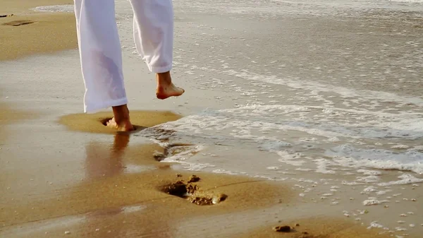 Man lopen op strand Rechtenvrije Stockfoto's