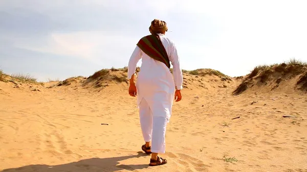 Midden-Oosten man lopen in de woestijn Stockafbeelding