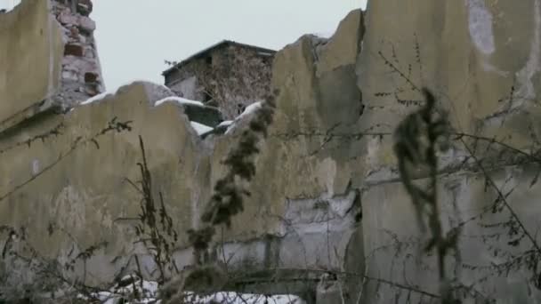 Verlaten gevangenis door bakstenen muur — Stockvideo