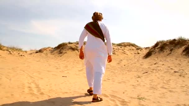 Homem do Oriente Médio Caminhando no Deserto — Vídeo de Stock