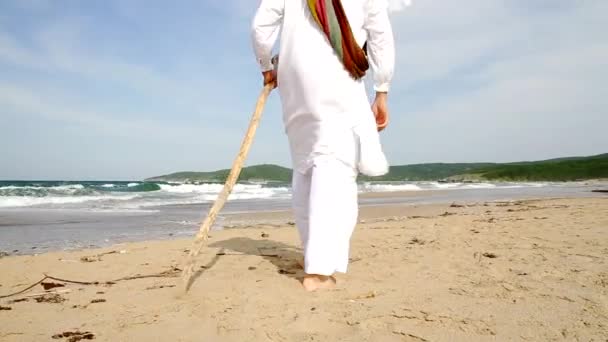 Arabiska mannen gå på stranden — Stockvideo