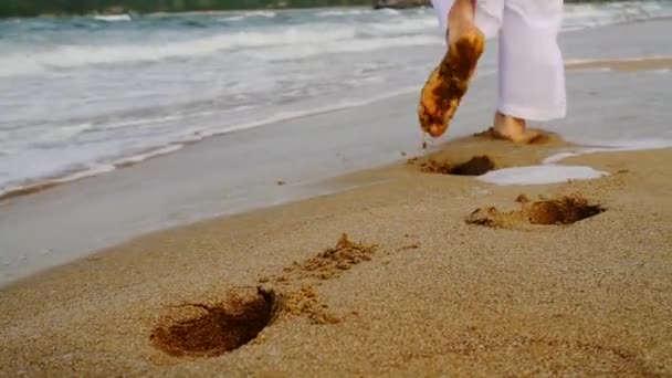 Voetstappen gemaakt in zand — Stockvideo