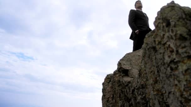 Geschäftserfolg Spitze der Klippe Vertrauen junger Geschäftsmann — Stockvideo