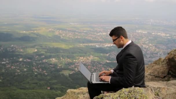 Χαρούμενος νεαρός άνδρας στο κοστούμι υπολογιστή χαρά έργο επιτυχία — ストック動画