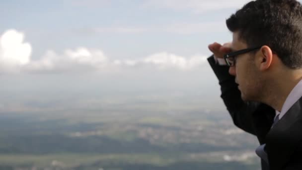 Joven Empresario Buscando Oportunidad para Encontrar el Éxito — Vídeo de stock