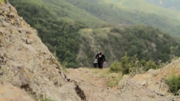 Бізнес подорожі Чоловік Костюм сумка Walking Rocks Концепція успіху — стокове відео