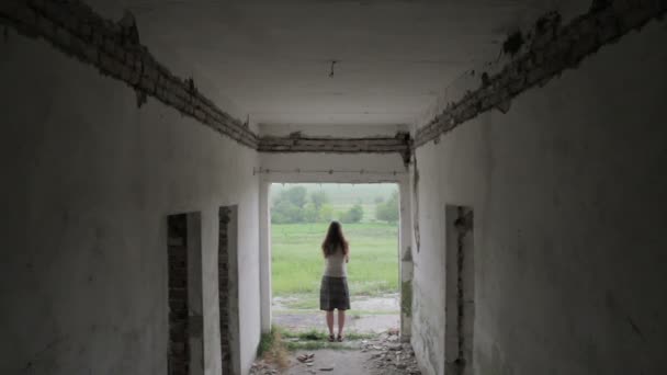 Depresja kobiety stojącej na koniec ciemny tunel nowej nadziei — Wideo stockowe