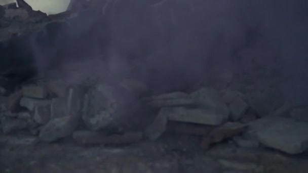 Çete adamı terk edilmiş binada dramatik duman içinde yüksek Başlarken — Stok video
