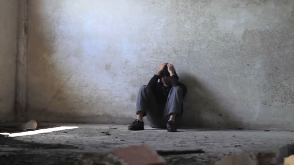 Szenvedélybeteg fiatal férfi az elhagyott épület depresszió koncepció