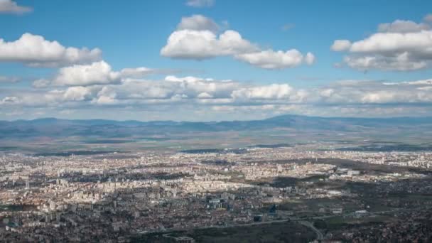 Nubes pasando por encima de un paisaje urbano — Vídeo de stock