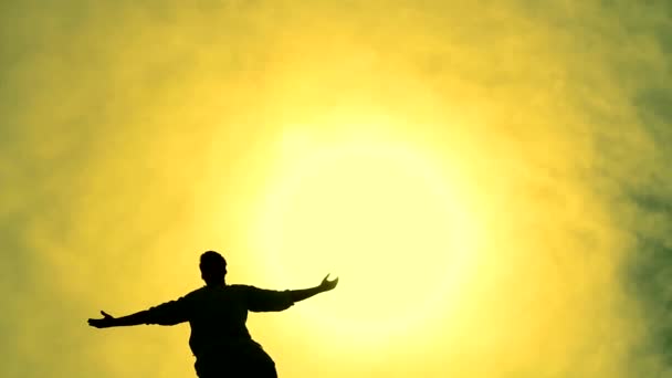 úspěch pozice muže na vrcholu kopce zvedání rukou slunce barvy