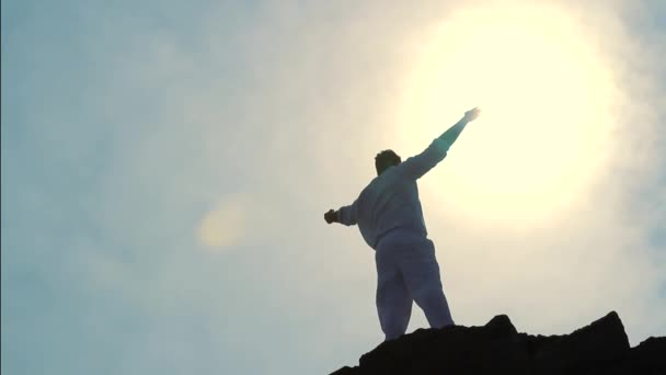 Mannens Sylohuette Stretching armar himlen färgglada religiösa — Stockvideo