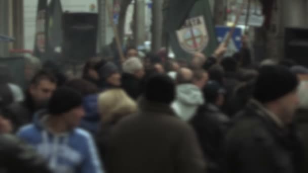 I manifestanti dell'Europa orientale lanciano una granata fumogena — Video Stock