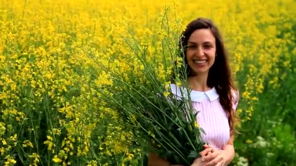 Молодая женщина винтажный расслабляющий холдинг травы цветы весеннее поле — стоковое видео