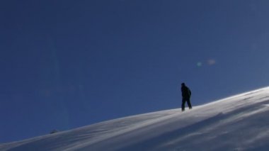 bir dağ yamacında Kış Doğa yürüyen adam hd arka plan.
