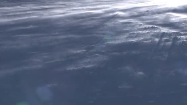 雪漂流在一个小山冬季自然背景高清 — 图库视频影像