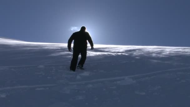 Bir Dağı Kış Doğa kadar yürüyen adam hd arka plan. — Stok video
