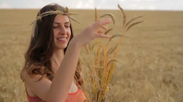 Hermosa chica sonrisa cosecha campo agricultura granja pan comida — Vídeo de stock