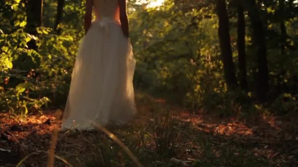 Femme modèle robe de mariée marche — Video