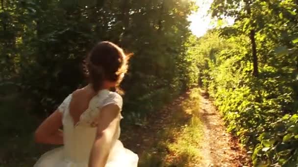 Сбежавшая невеста — стоковое видео