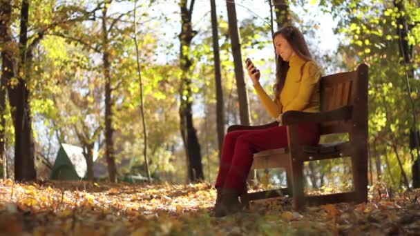 Mujer en el teléfono celular — Vídeo de stock