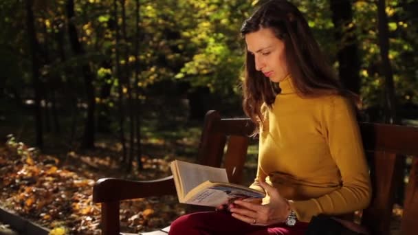 Menina lendo ao ar livre — Vídeo de Stock