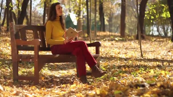 Menina lendo ao ar livre — Vídeo de Stock
