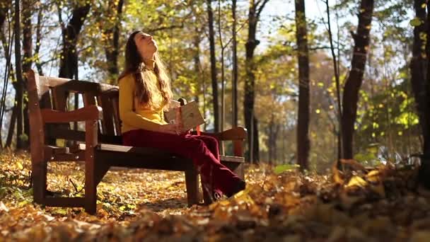 Menina lendo ao ar livre — Vídeo de Stock