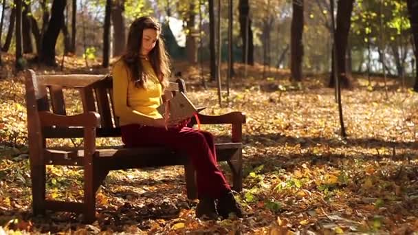 Chica leyendo al aire libre — Vídeo de stock