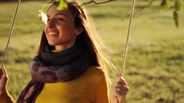 Mujer en el columpio del árbol — Vídeos de Stock