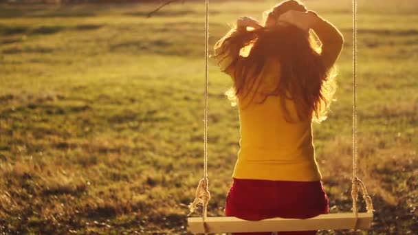 Mujer en el columpio del árbol — Vídeos de Stock