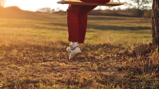 Samotna kobieta na swing — Wideo stockowe