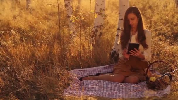 Женщина с помощью планшета — стоковое видео