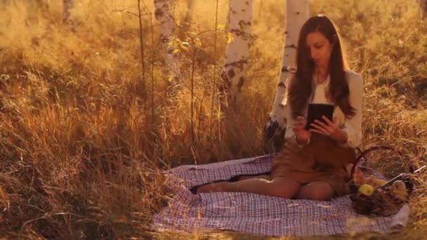 Woman using tablet — Stock Video