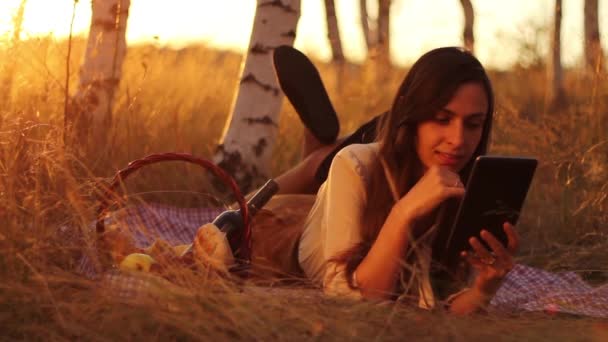 Genç ve güzel kadın tablet kullanma — Stok video