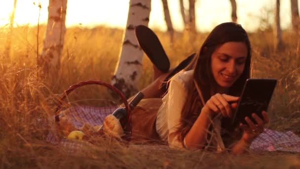 Mujer bastante joven usando tableta — Vídeo de stock