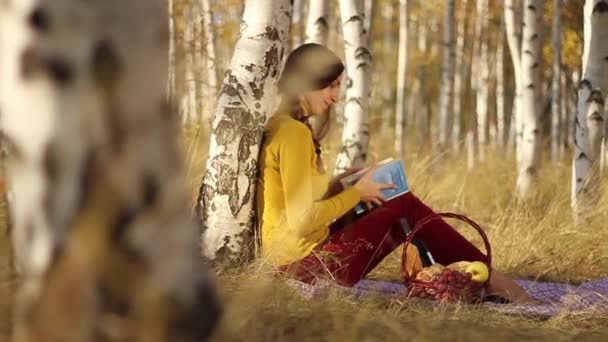 Mujer leyendo al aire libre — Vídeos de Stock