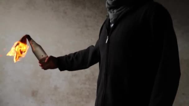 Man holding cocktail Molotov — Stock Video