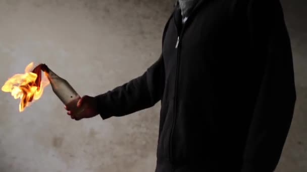 Mann hält Molotowcocktail in der Hand — Stockvideo