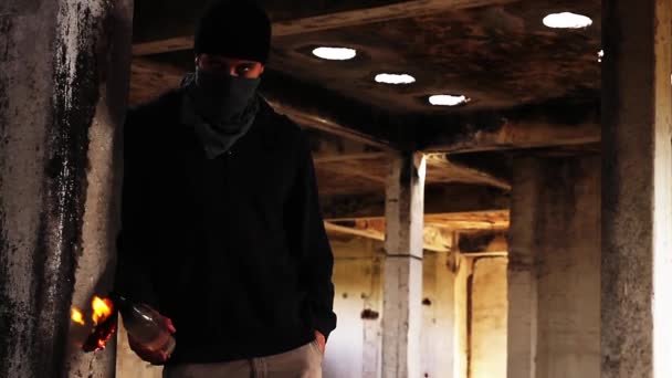 Assassin Gangster minaccia bomba Molotov — Video Stock