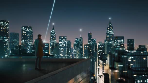 Businessman On Skyscraper Roof Connecting With Global Digital Network Visualization Of Information Lines Night City Skyline Menggunakan Smartphone E-Commerce Earth Globalization Web Communications VFX XR — Stok Video