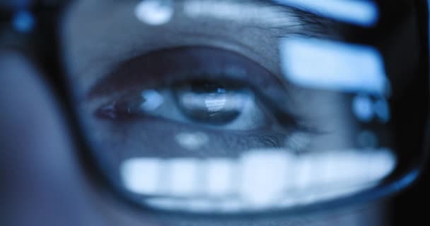 Крупним планом Око як Чоловік Чат онлайн Платформа обміну повідомленнями Комп'ютерні окуляри Дивлячись на екран телефону Зв'язок напруги очей — стокове відео