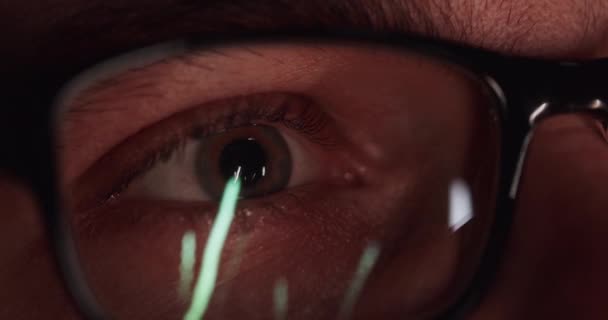 Close-up de Reflexão de Fogos de Artifício em Óculos Olhos Celebração Esperançosa Homem Ano Novo Sonhos Resolução de Sucesso Vitória 8K Red Epic — Vídeo de Stock